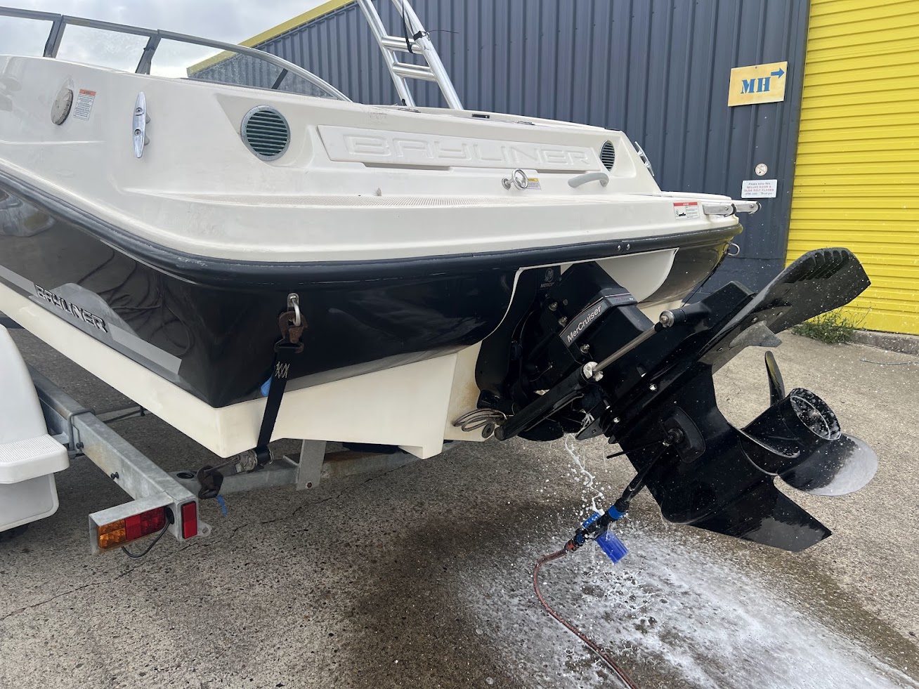 Bayliner 175 bow seating area